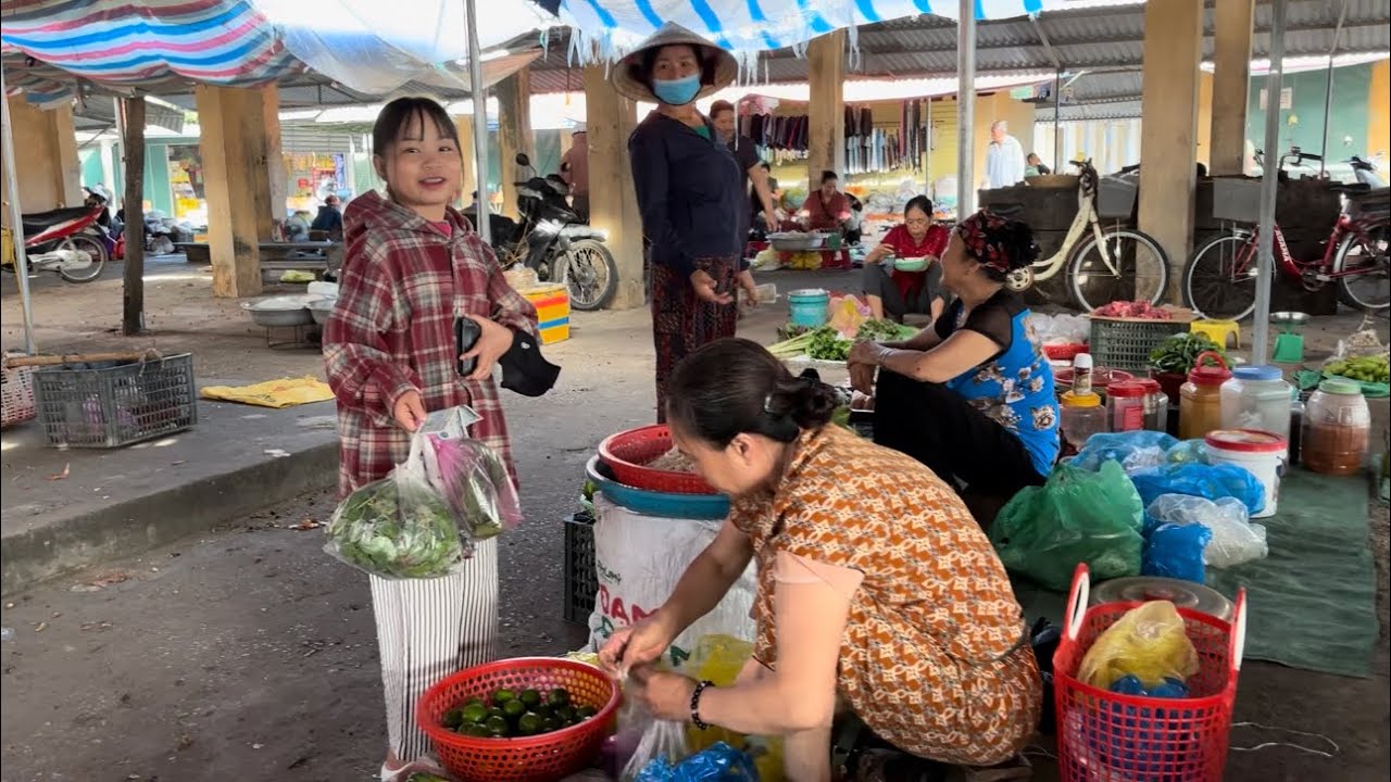 Lần Đầu Đi Chợ Quê Người Yêu Bị Các Cô Khán Giả Bao Vây Náo Loạn Cả Chợ || Bé Hạt Tiêu