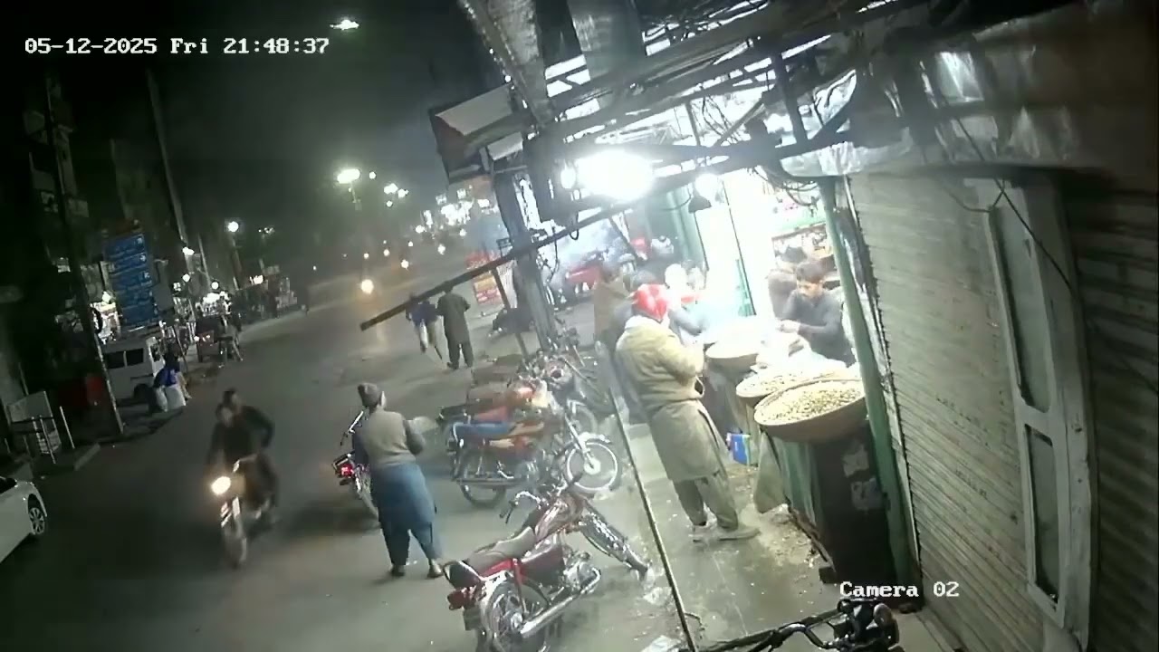 Faisalabad Robbery: Armed Men Loot Dry Fruit Shop CCTV Footage Viral