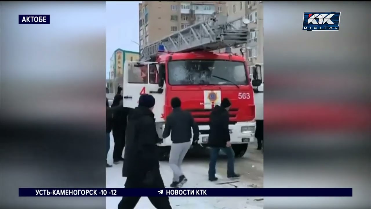 Шокирующие кадры из Актобе: бандиты громят акимат и нападают на пожарных
