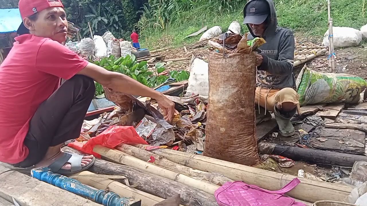 Melihat Kegiatan Warga Memilah Rongsok ekso plastik di Pinggir Sungai Citarum 