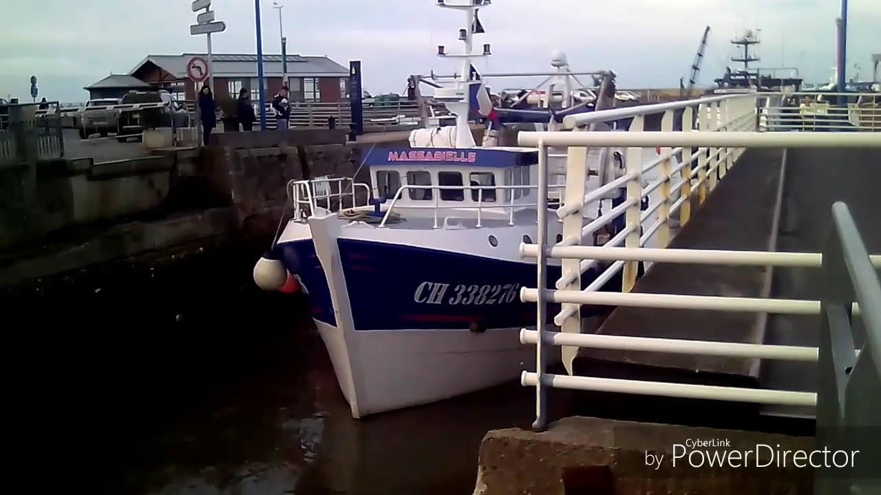 Les chalutier rentre de la coquille a port en bessin