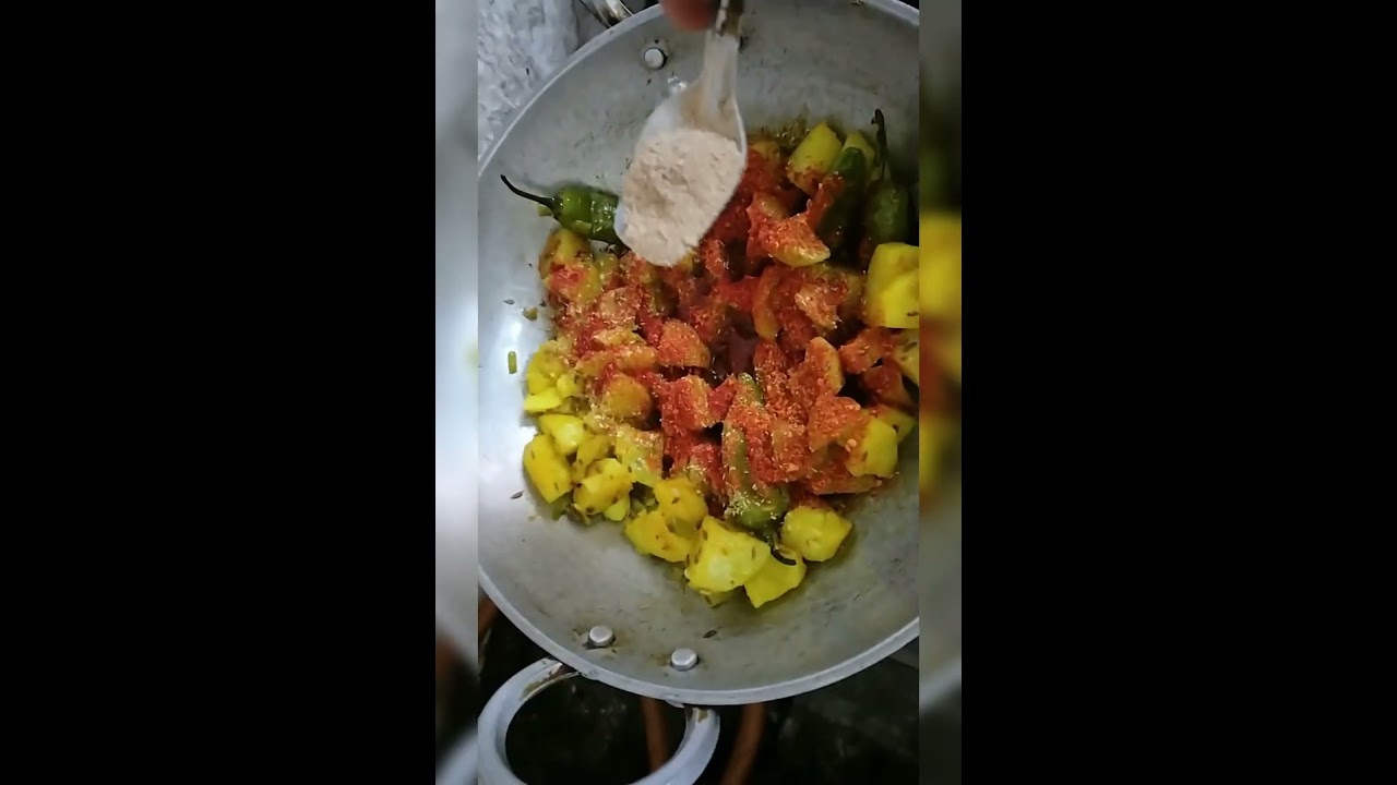 लहसुनी कड़ाही टिंडे आलू 