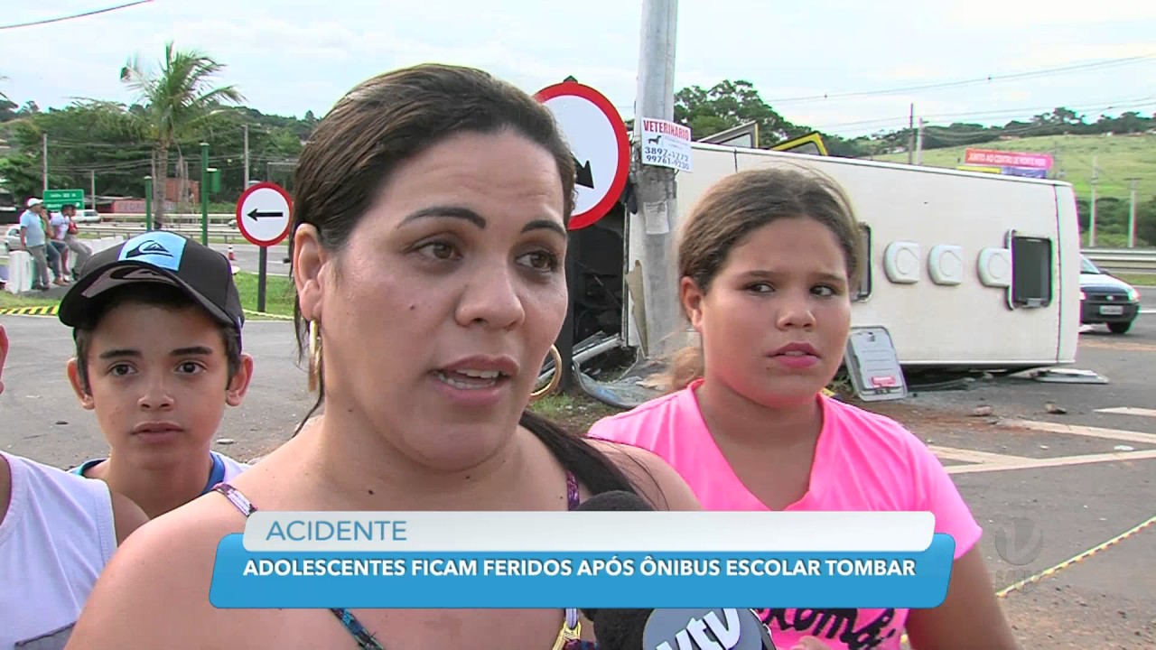 Ônibus de transporte escolar tomba e deixa 19 adolescentes feridos em Monte Mor