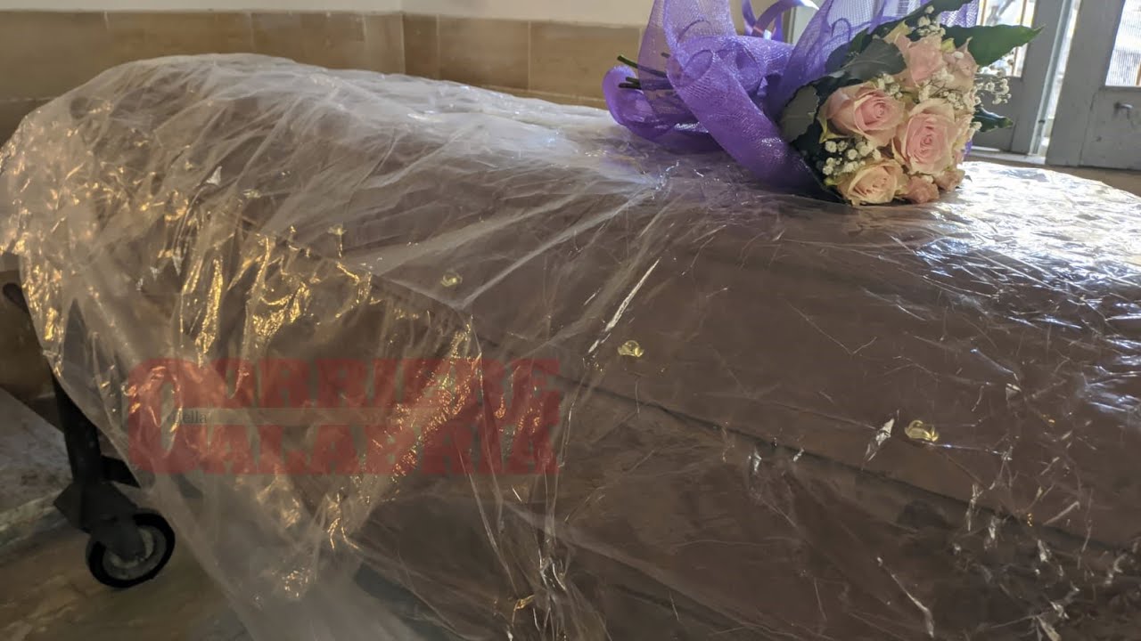 Lamezia, la vergogna del cimitero: degrado e bare sotto la pioggia