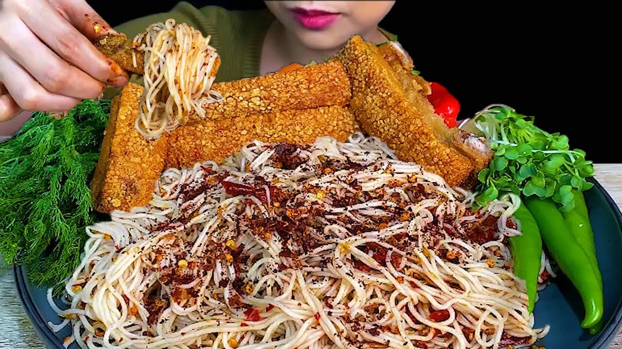 Eating Spicy Thai Food||Spicy Rice Noodles Salad & Crispy Pork Belly