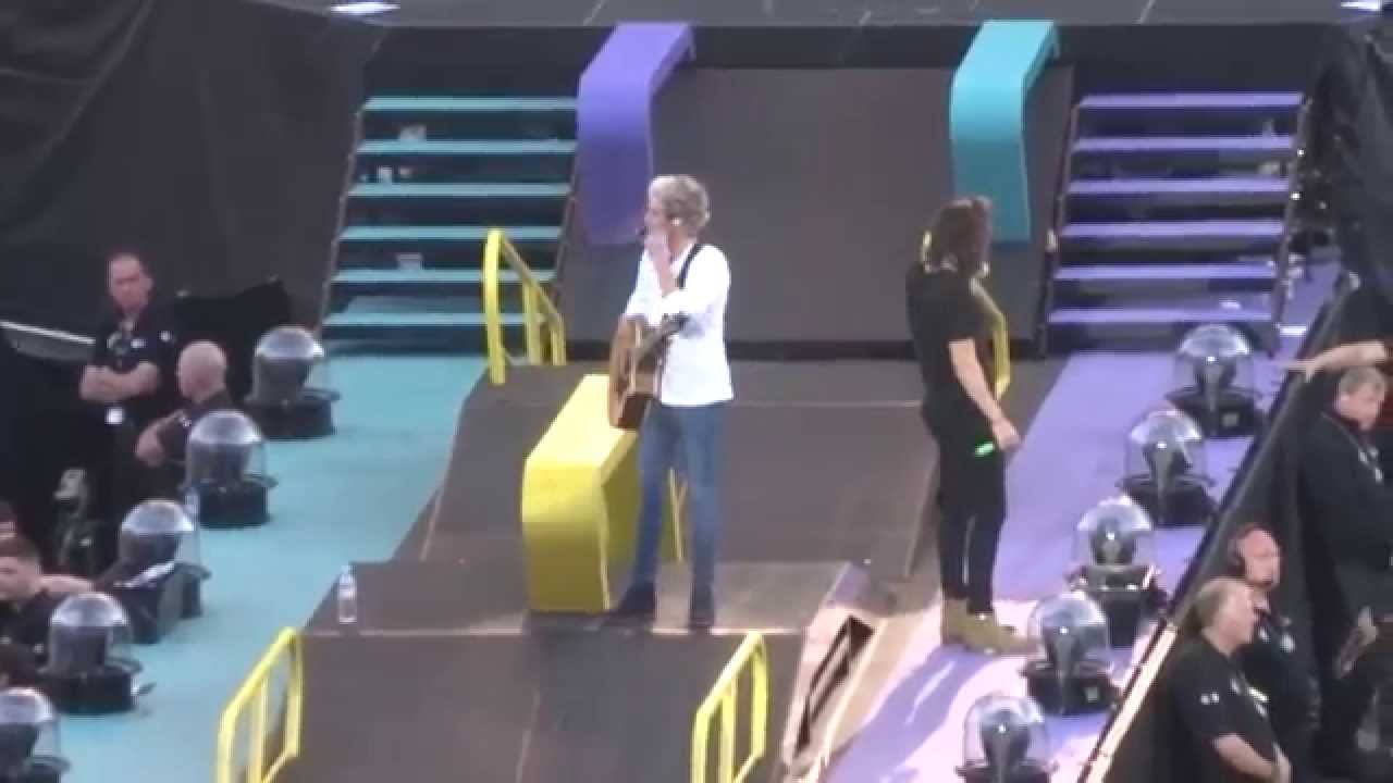 One Direction - Louis and Niall talking + Don't Forget Where You Belong Brussels 13/06