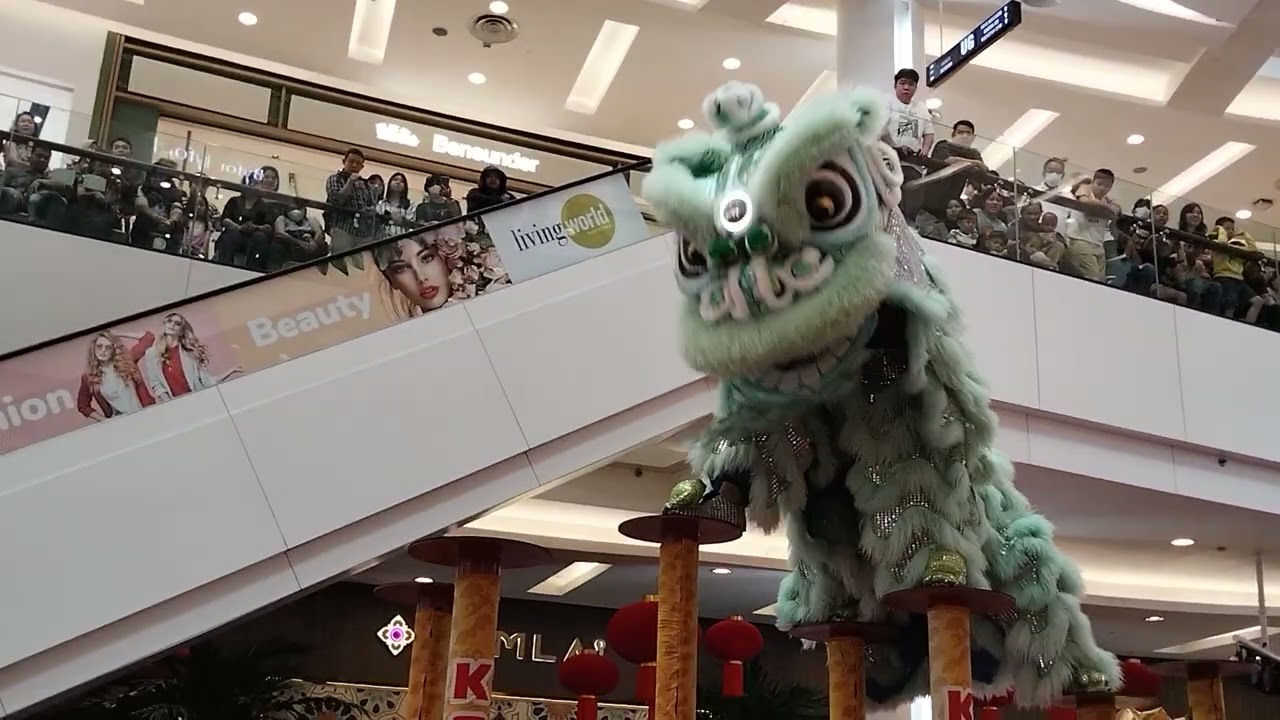 Nonton penutupan #barongsai #konghahong di #livingworld.. blm beruntung dapat hadiah dari barongsai 