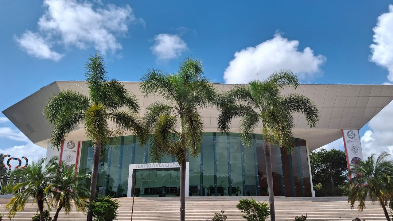 Bien surtida la frutería 🫒🍊🥑🥬Pasamos por el teatro de la ciudad 🚘 🏛 + el día en todo su esplendor⛅️ 