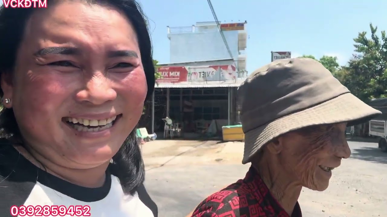 Hôm nay em Loan chia sẻ phần quà yêu thương của chị Dung ở bên Úc cho cụ bán vé số