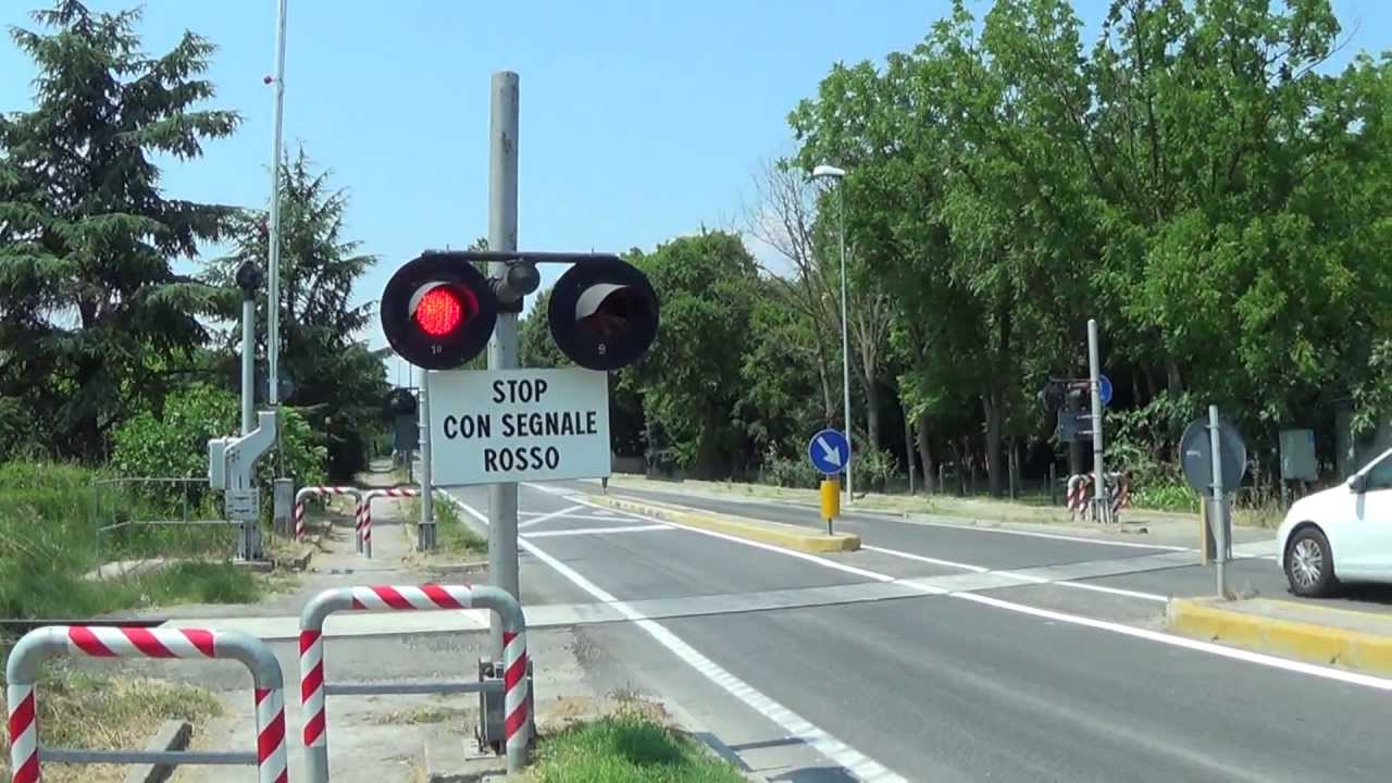 Passaggio a livello con semibarriere di via Stradone in HD - Ravenna // Level Crossing