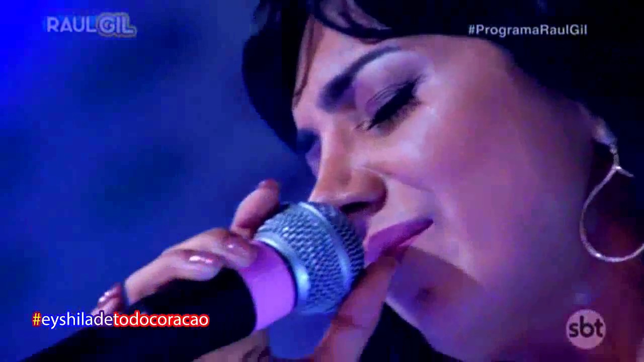Eyshila se emociona ao falar do Matheus e canta as canções 