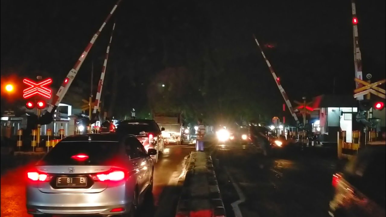 Langka Dan Unik! Perlintasan Kereta Api JPL 205 Jl.Kesambi Cirebon