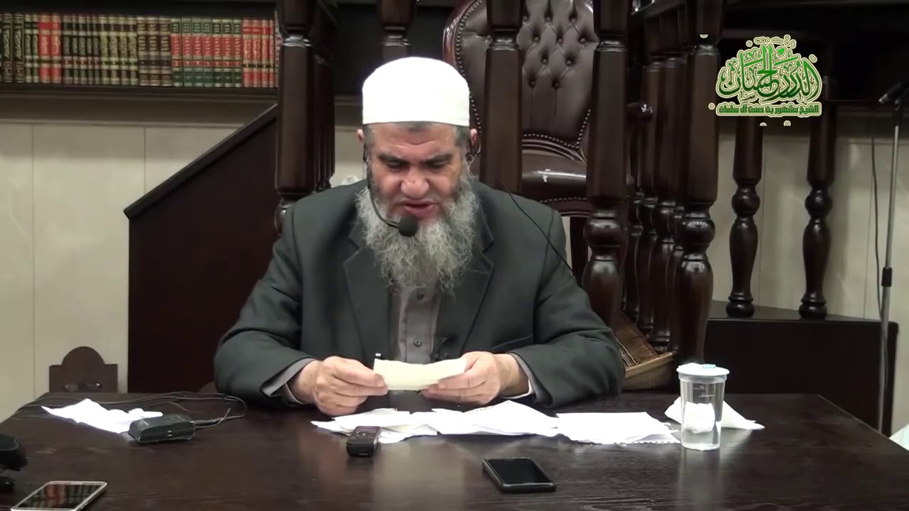 أحد الإخوة من خطباء الجمعة -وهو طالب علم- أصبح لا يصلي  جماعة بدعوى أن صلاة الجماعة ليست واجبة
