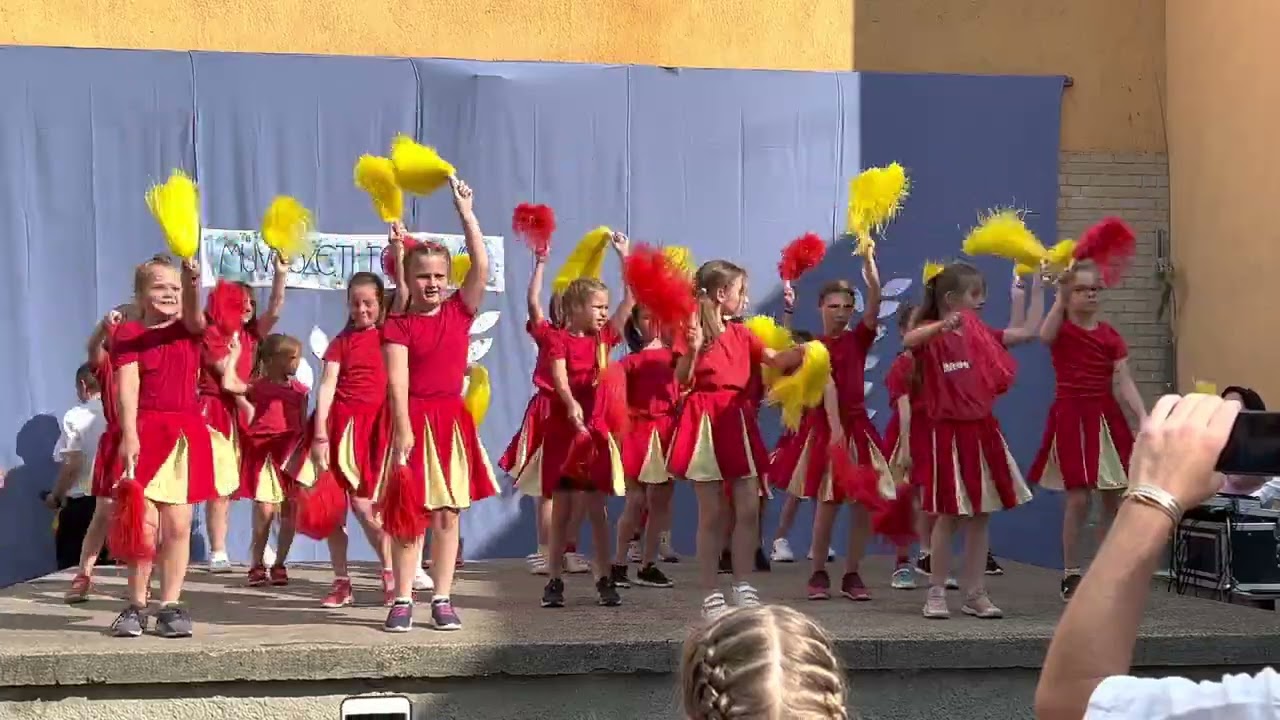 MIND EGYÜTT VAGYUNK!  --  Pom-pom táncosok