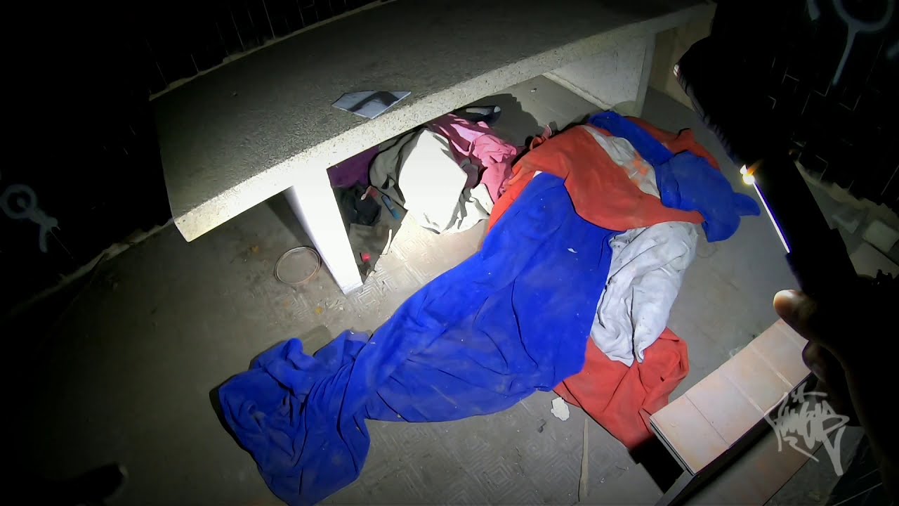 Una Mujer Vive Aquí TRISTEMENTE MIRA