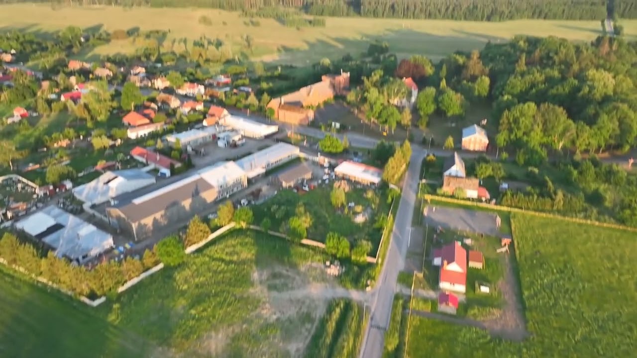 Karzcino w gminie Redzikowo. Pałac i zabudowania folwarczne nawiązujące architektonicznie do gotyku.