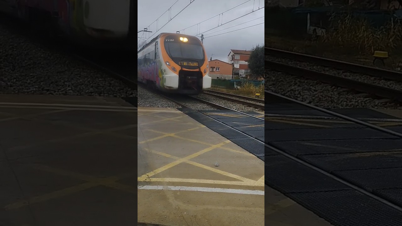 civia 465 en el paso a nivel de llinars del valles hacia Sant Celoni r2 con decoraci&oacute;n Barcelona