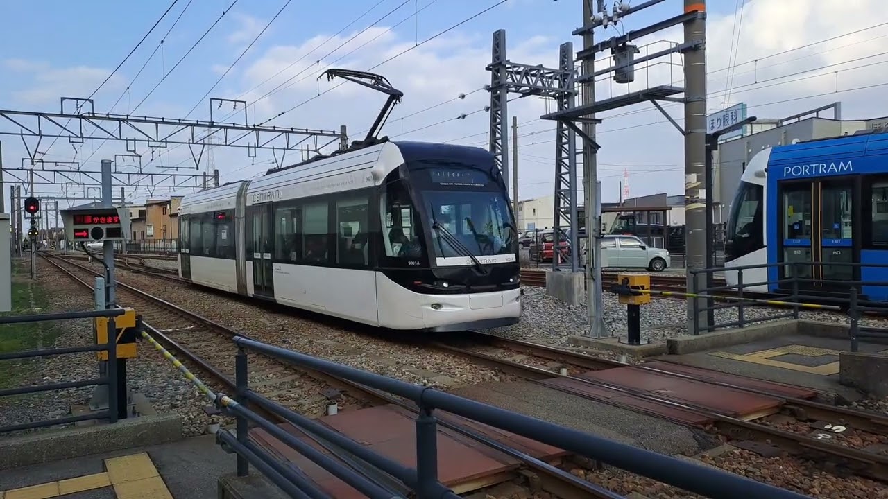 富山地鉄市内電車;城川原駅前にあるミニ踏切 16.1.2026.