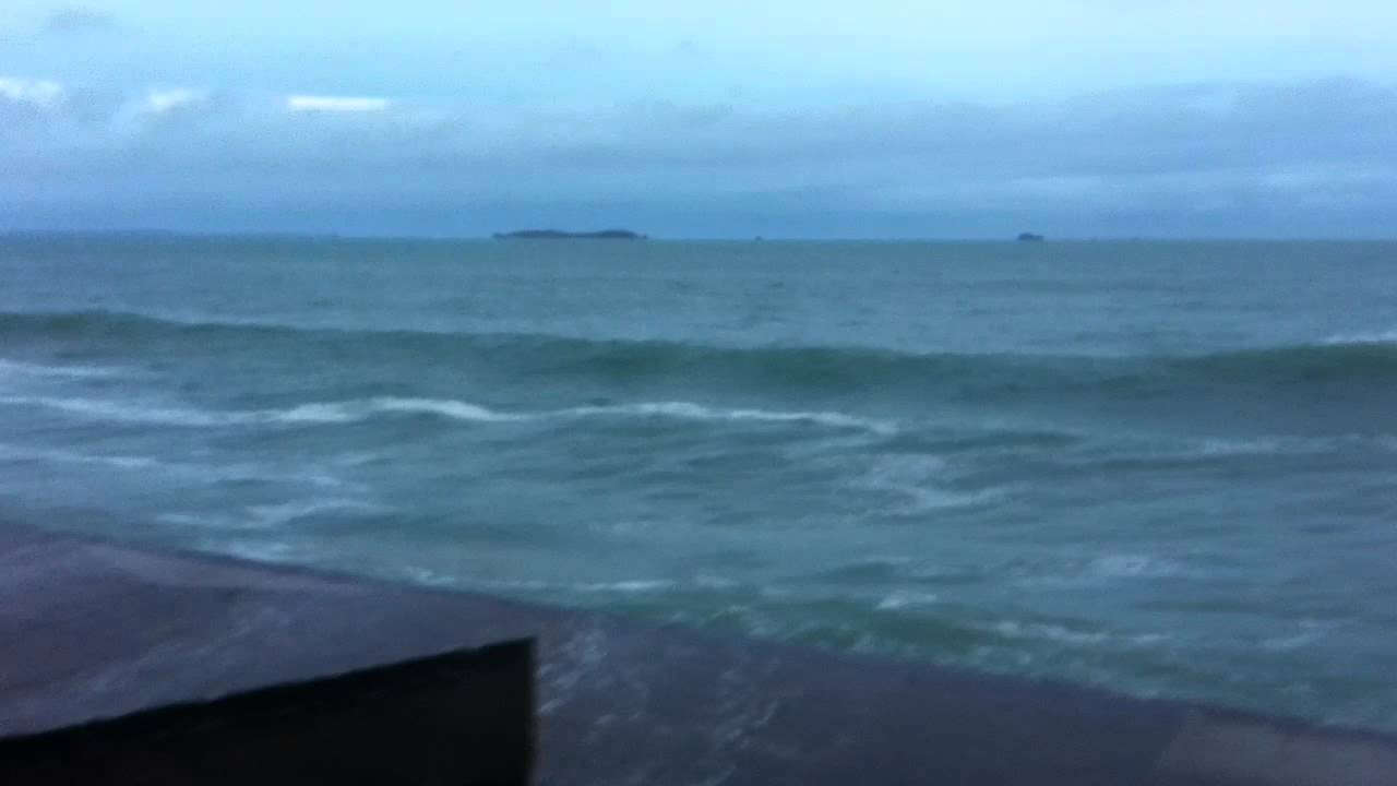 grande mar&eacute;e Saint-Malo/grosse vague sur la digue de rochebonne (2) 04/01/14