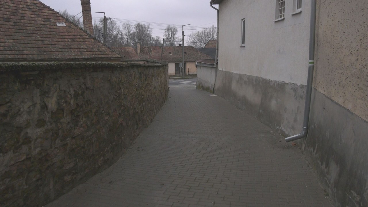 Felújították a Mély utat Dunaalmáson