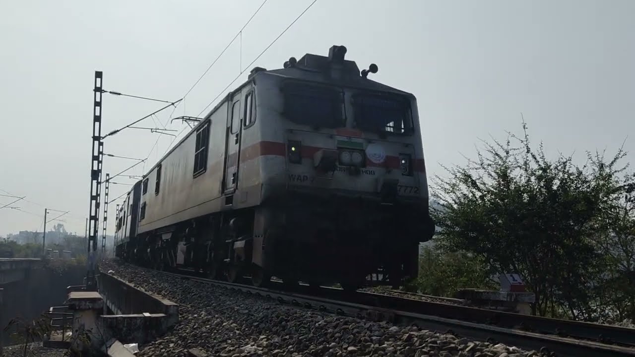 A BEAUTIFUL CURVE! 12237 BSB - JAT Begumpura Express Approaches BHRL With KJM WAP7 #37772 On A Curve