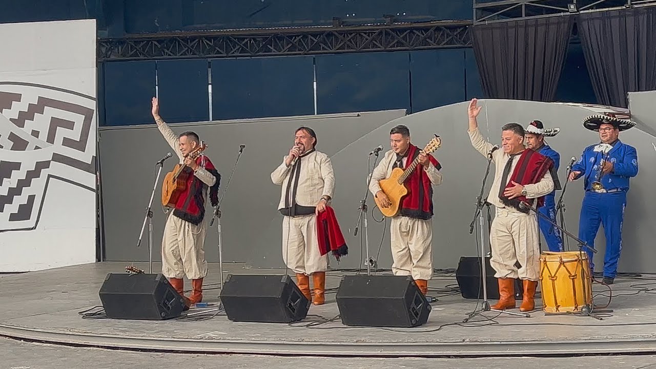 Los ponchos del alba - homenaje a (Los cantores del alba) Cosquin escenario Atahualpa Yupanqui