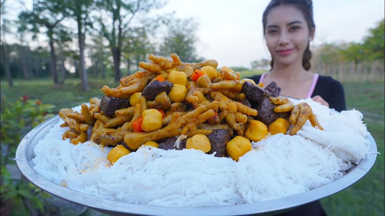 Chicken feet curry with noodle cook and eat recipe - Amazing cooking