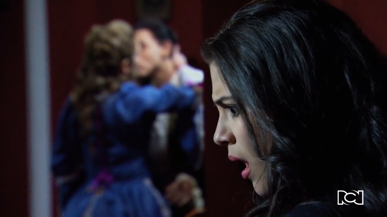 Daisy ayuda a Diana a desenmascarar a Margarita | Chica Vampiro