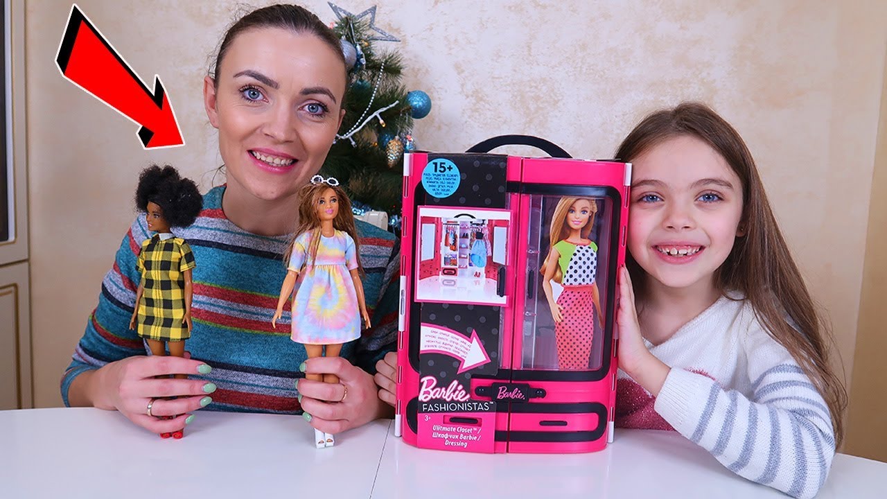 Mamica se JOACA cu PAPUSILE | Deschidem un DULAP pentru BARBIE Fashionistas