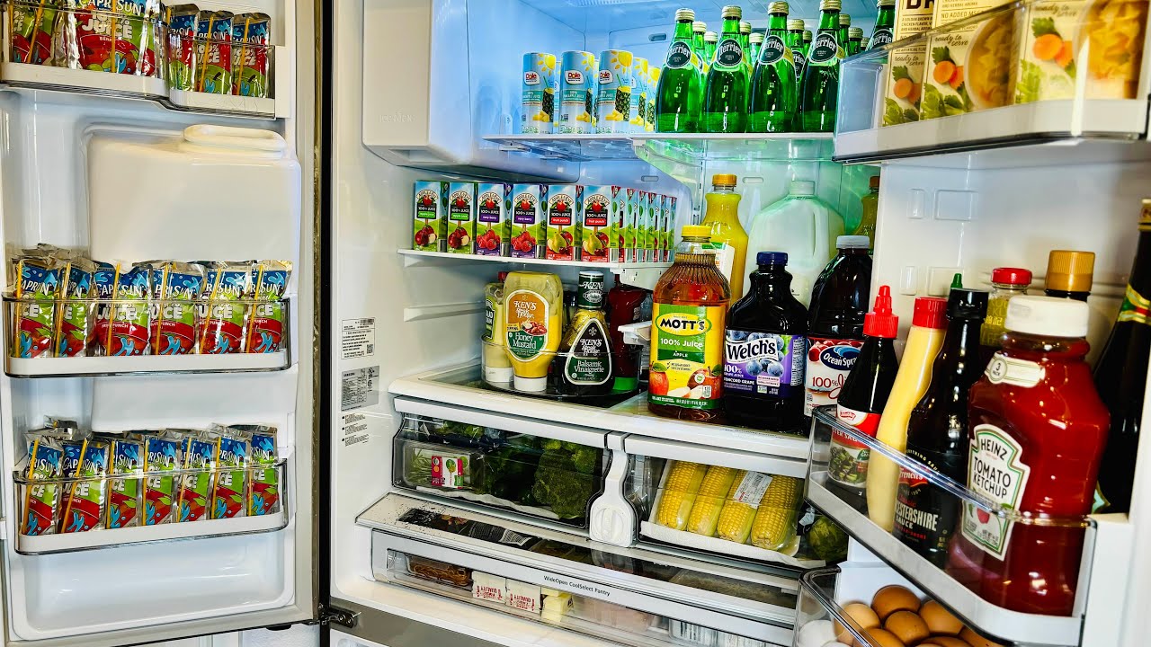 Нам потребовалось больше суток, чтобы заполнить холодильник продуктами для нашей семьи из 9 человек.