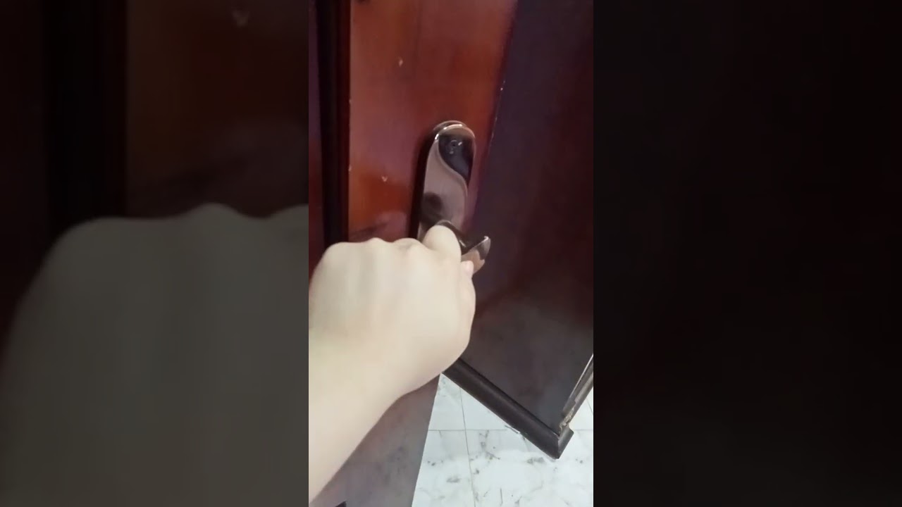 ما صدقت بقى خليت الواد راح الحضانه وخليت اخوك كمان هو اللي وداه قلت فرصه بقى واستغلها