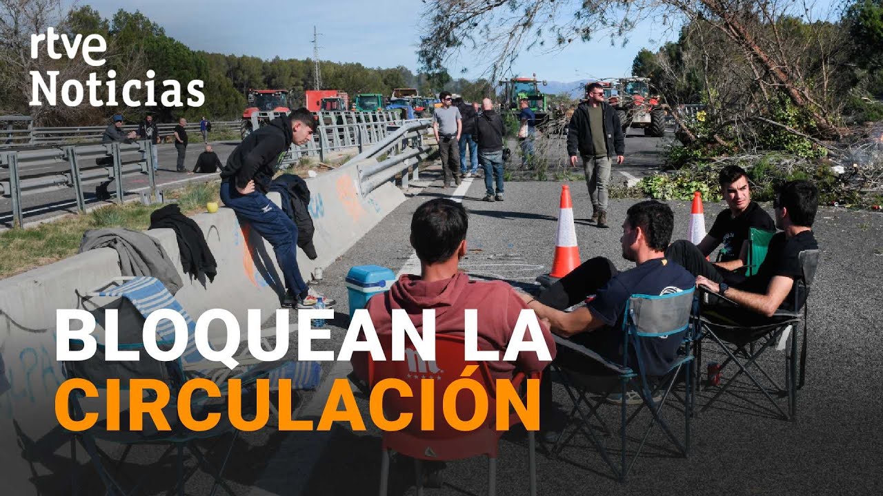 Los AGRICULTORES bloquean la AP-7 en la FRONTERA con FRANCIA y los ACCESOS a SEVILLA | RTVE