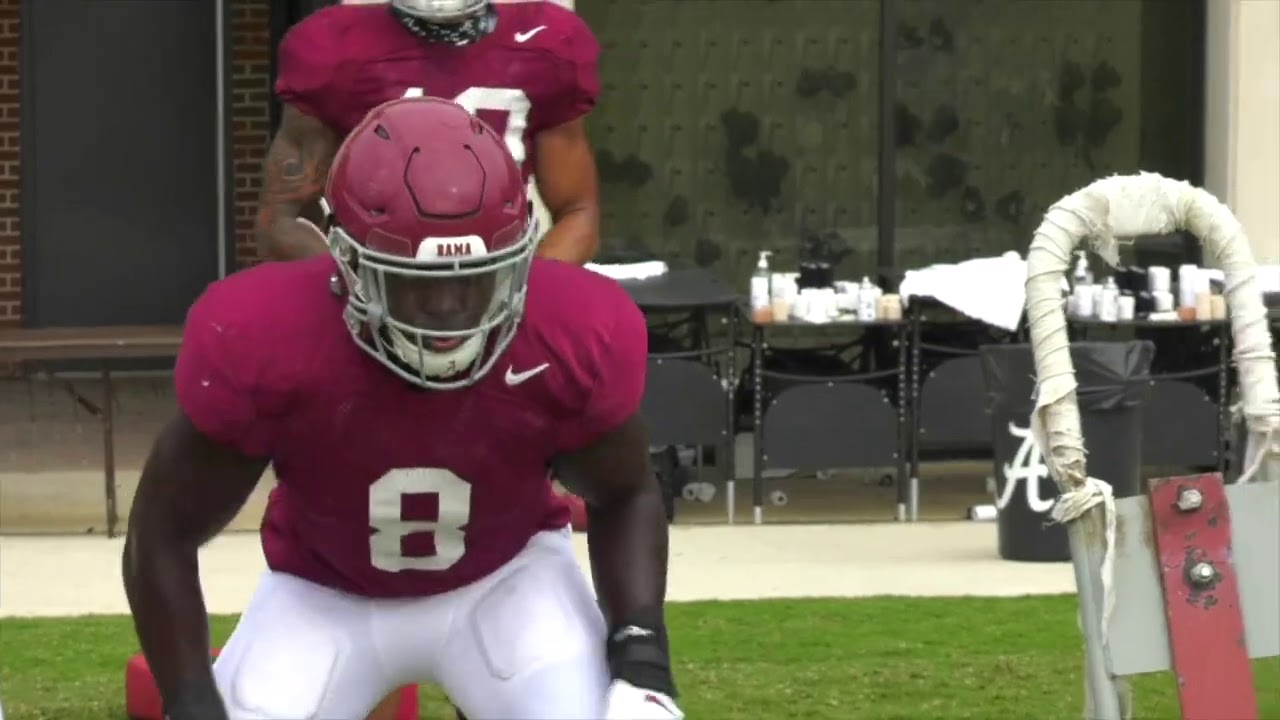 Защита Алабамы отрабатывает упражнения по преследованию и захватам во время тренировки
