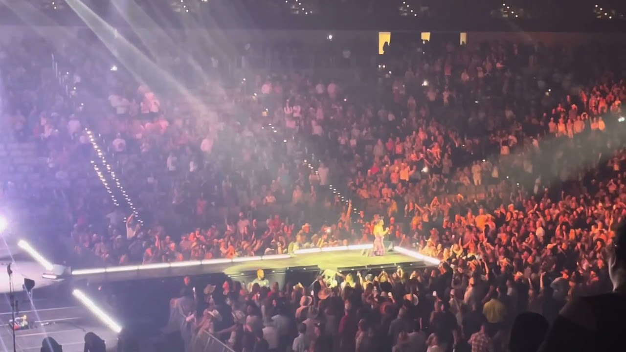 Lainey Wilson heart like a truck 🛻 live whirlwind tour Fort Worth 