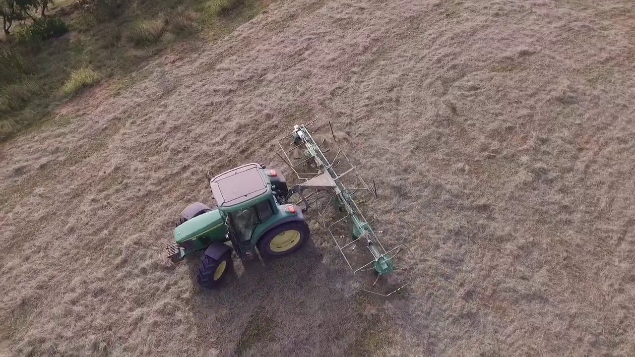 Tedding Hay 2018 - John Deere & Krone Tedder