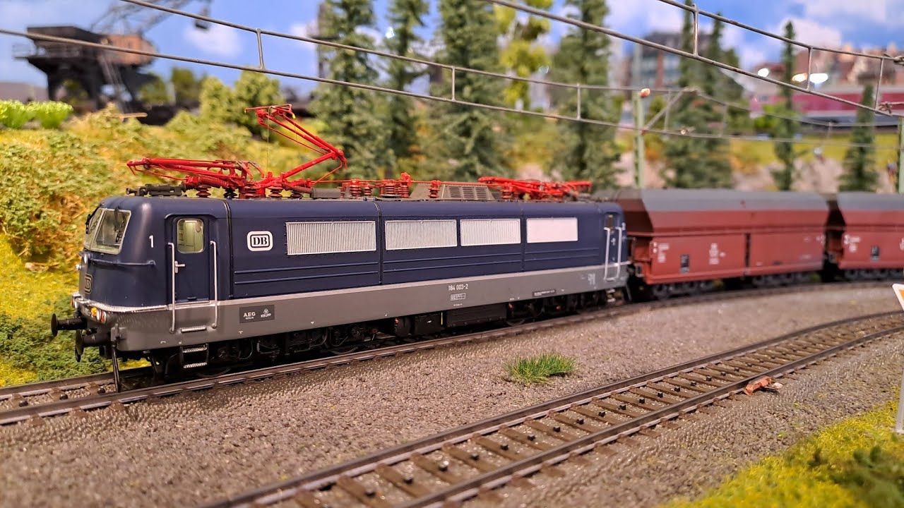 Mehrsystemlokomotive 184 003-2 im Güterverkehr
