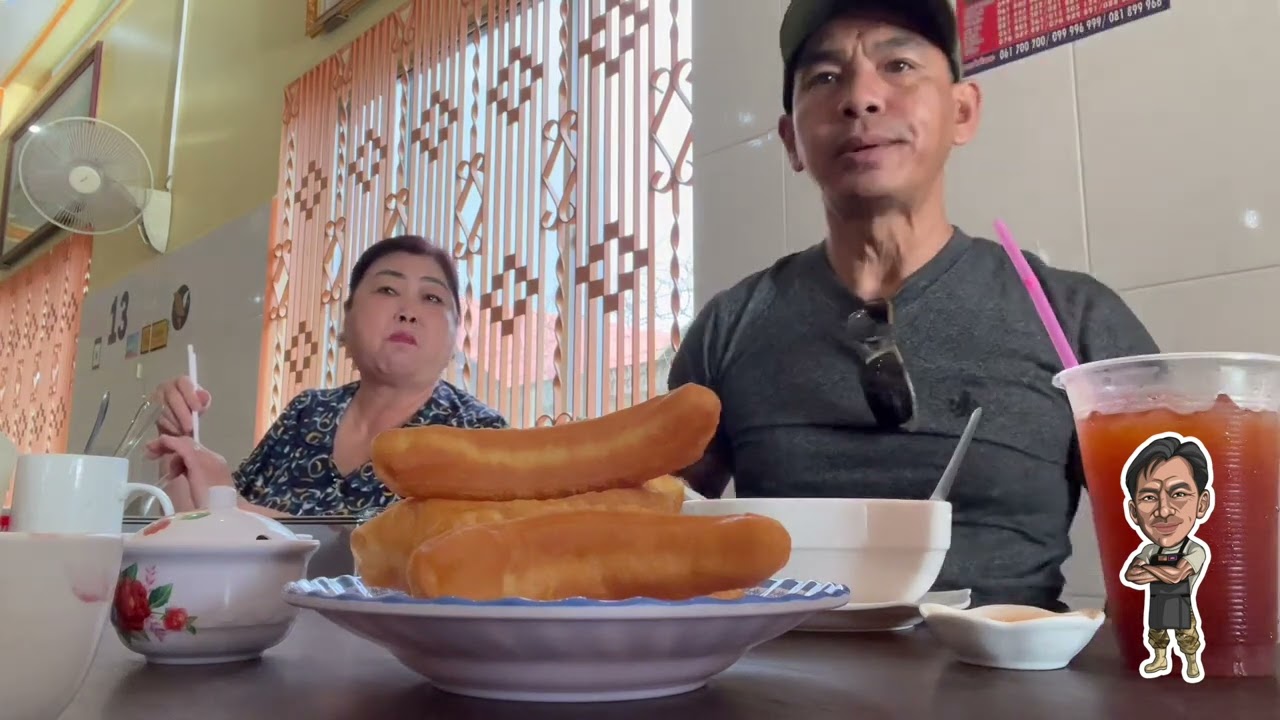 Eating Noodle in Thmor Kol at Battambang Province    ញ៉ាំគុយទាវនៅថ្មគោលនៅខេត្ត​បាត់ដំបង