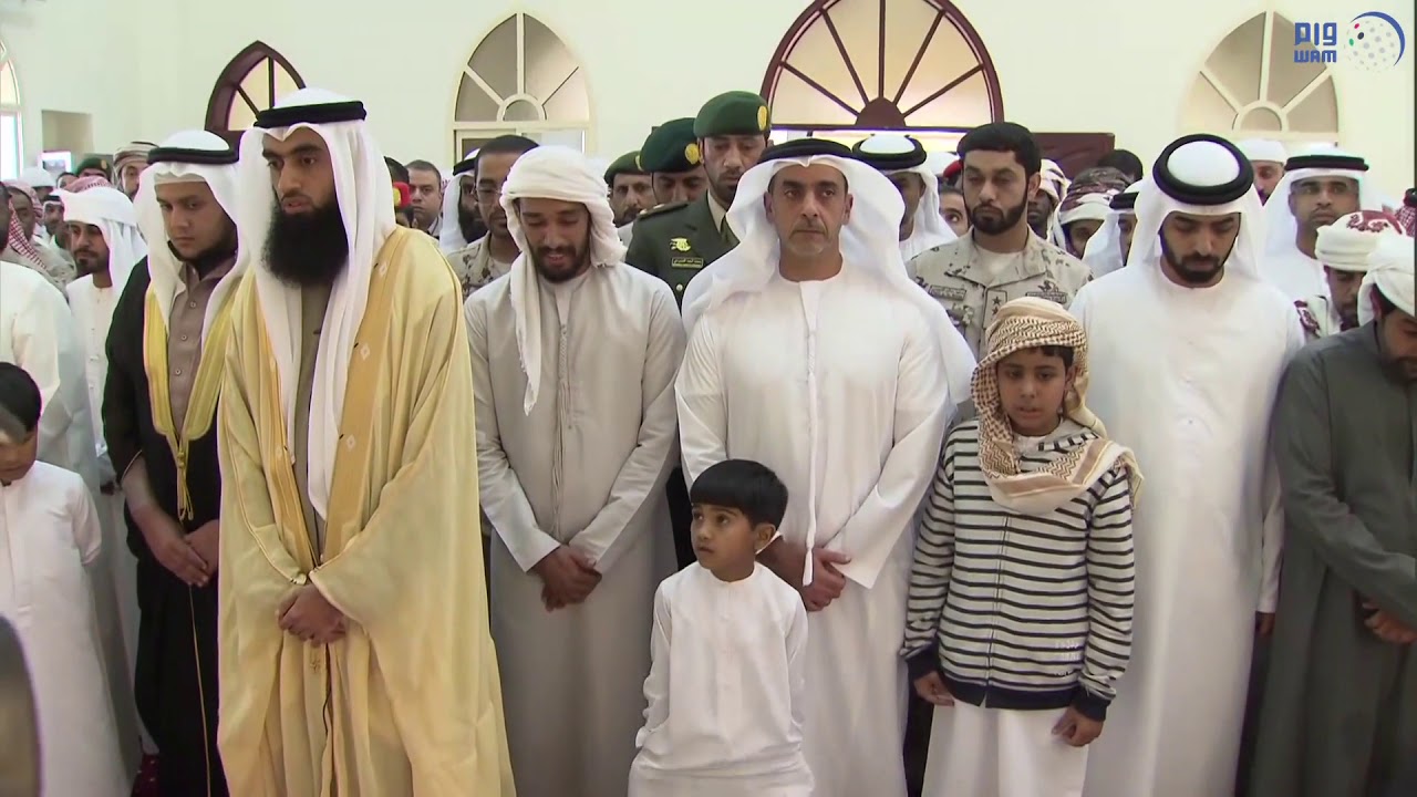 سيف بن زايد وأحمد القاسمي وجموع المصلين يؤدون صلاة الجنازة على جثمان شهيد الوطن عبدالله الدهماني