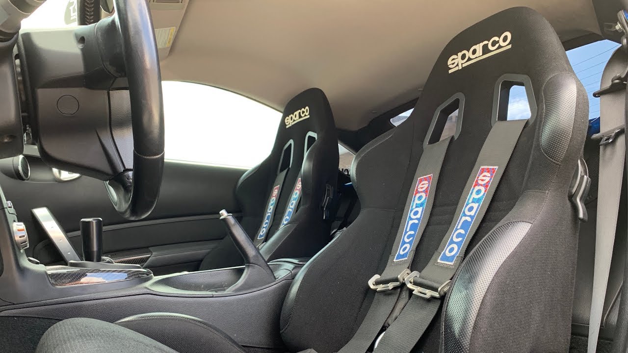 Nissan 350Z получил сиденья и ремни безопасности Sparco.