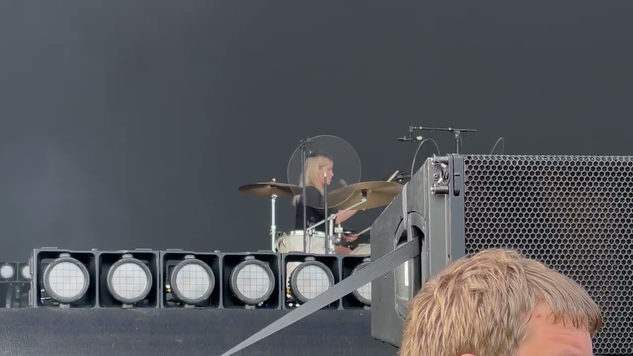 Holly Humberstone - The Walls Are Way Too Thin (live at Victorious Festival)