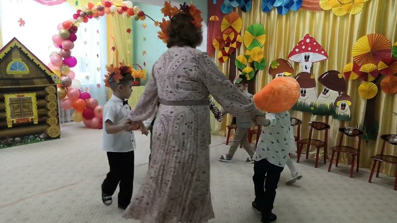 Осенний утренник у ребят средней группы «Про бабку, про дедку и про курочку - наседку»