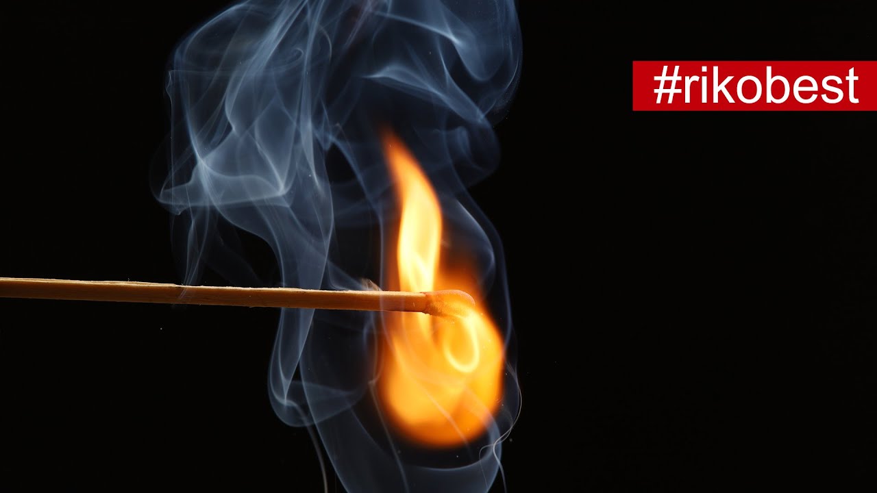 Kreative Fotoideen - zündendes Streichholz fotografieren - Flamme beim Entzünden  fotografieren
