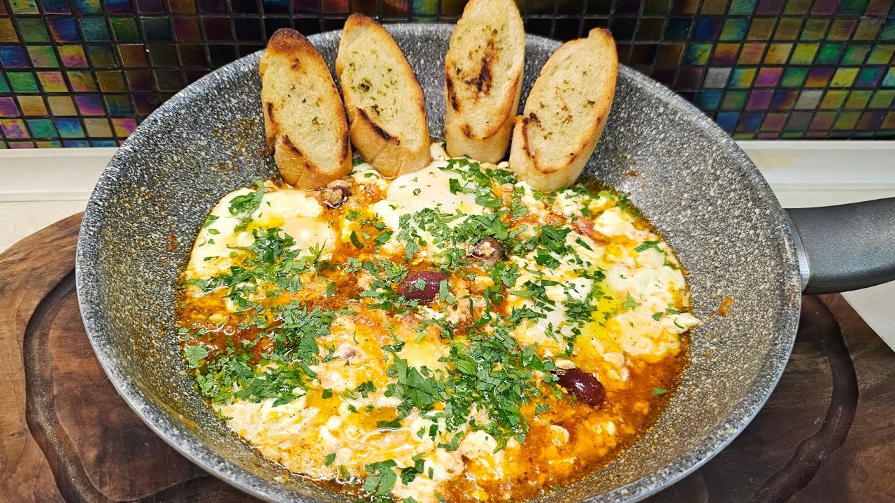 Oua Shakshuka în stil grecesc cu feta și măsline.Afara este potopul,vant,. pompieri...pompe...jale..