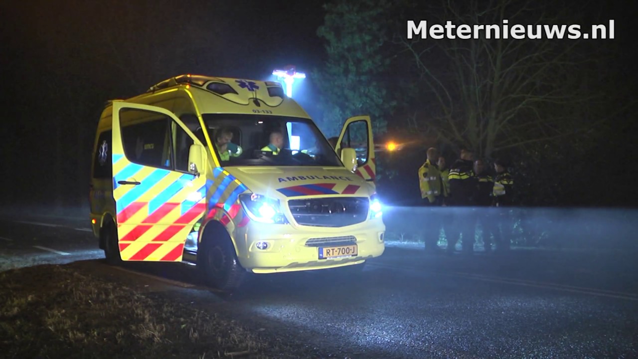 Auto tegen boom Nieuw-schoonebeek