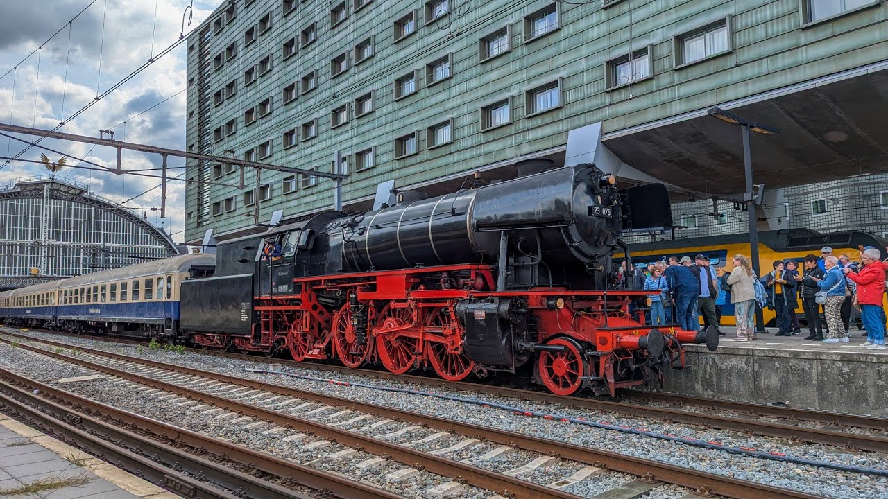 Ausfahrt in Amsterdam: Westfalendampf mit BR 23 076