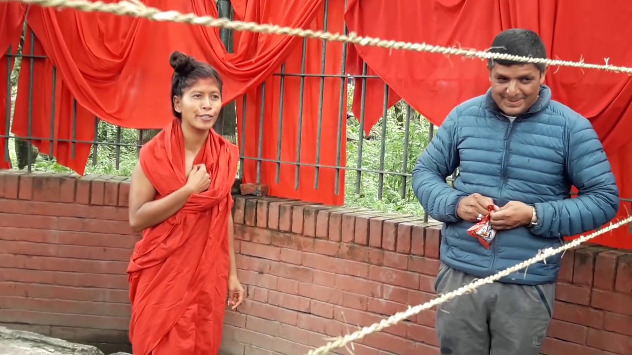 हेर्नुहोस काठमान्डौँको पशुपति मन्दिरमा गायिका बिष्णु कुँवर(bishnu kuwar)संग यक्जाना ज्योतिसिको झगड़ा.