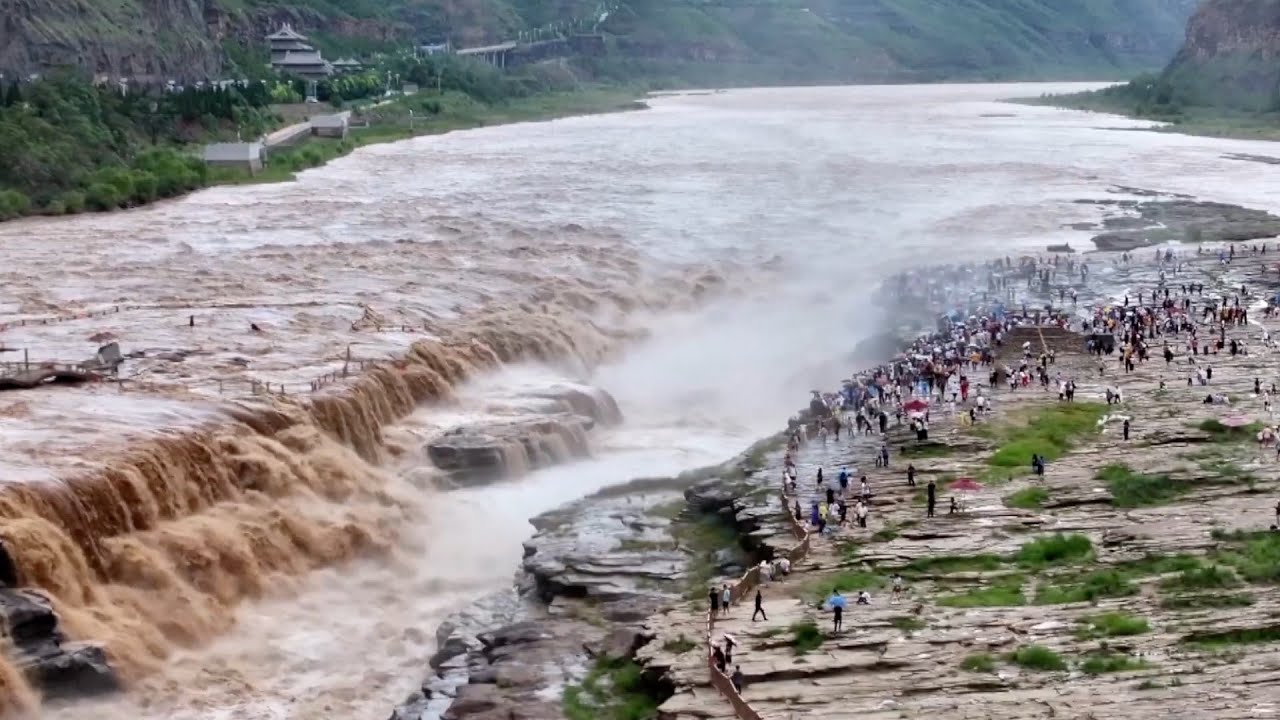 China's Hukou Waterfall wows visitors with stunning autumn views