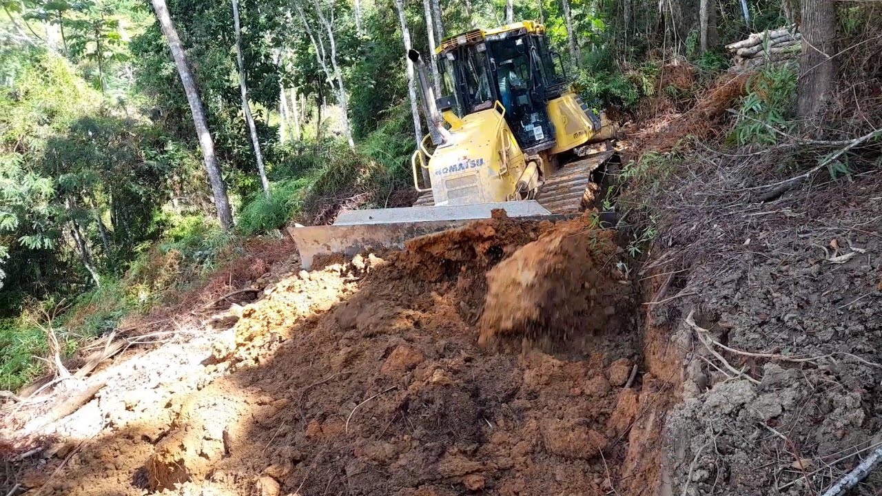 trator de esteira komatsu D61 cortando material