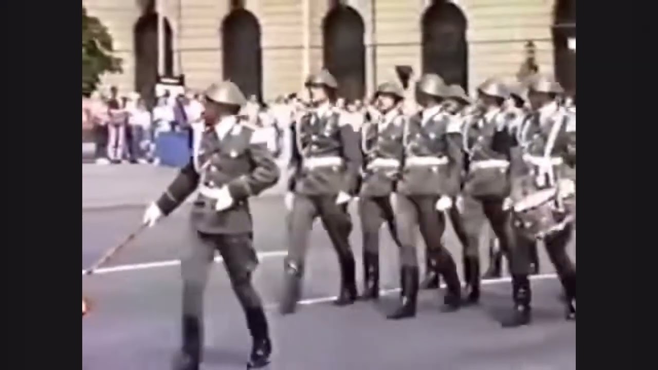 Revue Marsch mit preußischer Locke // NVA East German Army