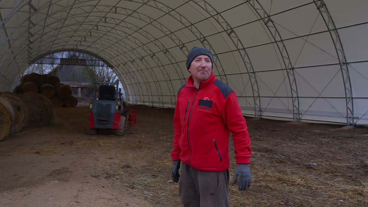 Andrzej układa bele pod nową halą Arma Rolnicy z Podlasia Kingway mini ładowarka 4x4 Farmer 906 150